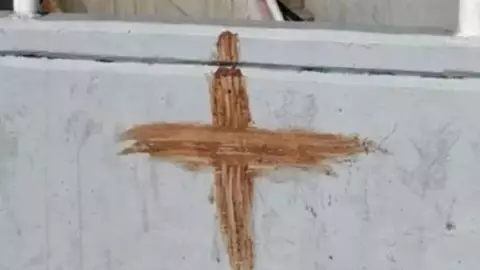 “cruces de excremento”