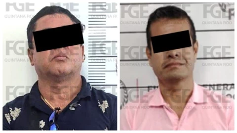 Extorsión en Quintana Roo: Policías fingen denuncia, exigen 250 mil pesos y amenazan a madre e hija. En la imagen se observa a Armando René “N” y Mario Carlos “N” tras ser capturados durante una investigación de la Fiscalía General del Estado.