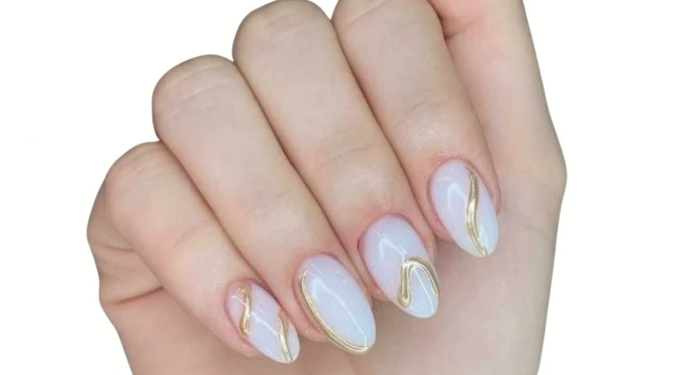 diseño de uñas blanco con dorado