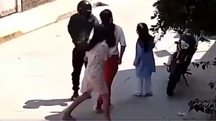Asalto a madre e hijas en Chimalhuacán: le roban el celular hasta a la niña (VIDEO)