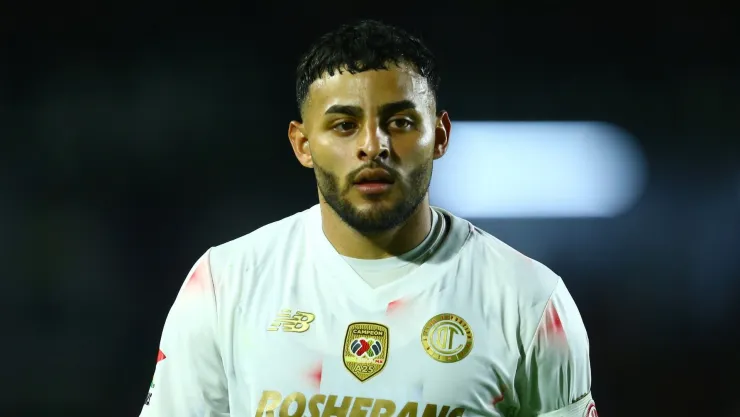 El jugador de la Selección Mexicana Alexis Vega usa una bolsa de más de 50 mil pesos