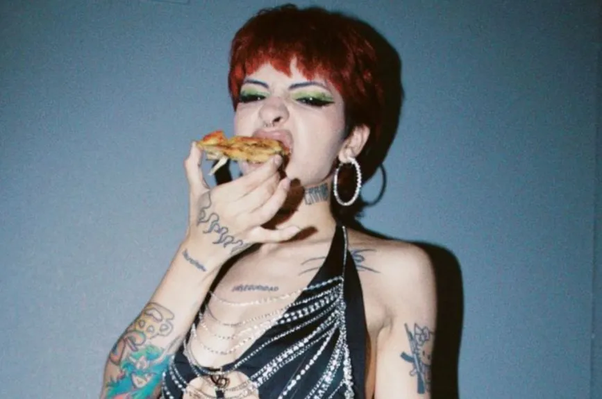 Cazzu comiendo.jpg