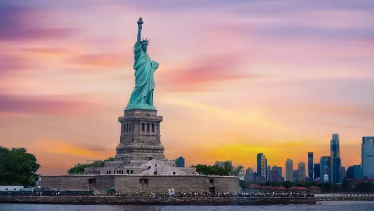 el increible skyline de la Gran Manzana junto a la histórica Estatua de la Libertad