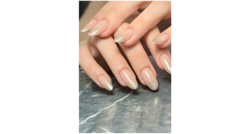 Diseño de uñas doradas con blanco