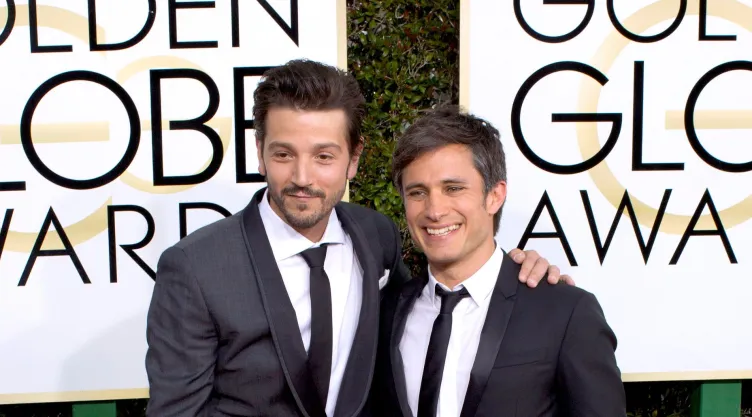 Diego Luna y Gael García presentan premio en los Emmys en español; así fue el momento