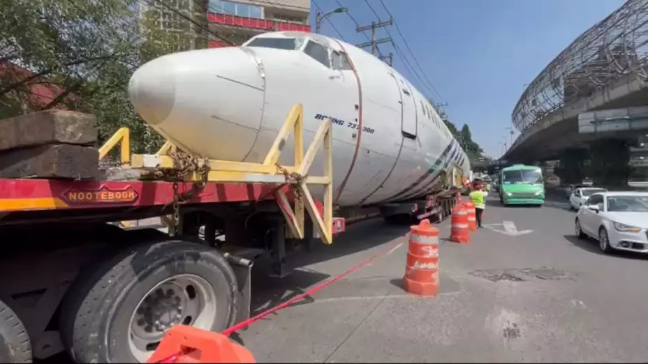 Fuselaje de avión Boeing 737 aparece estacionado en Periférico Sur; en la CDMX