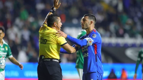 Árbitro anula gol a Cruz Azul por fuera de lugar en la J1 ante el Leon.