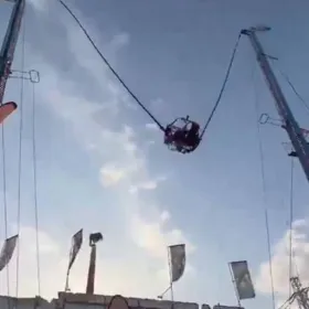 VIDEO Impactante accidente en juego mecánico deja heridos y desata polémica