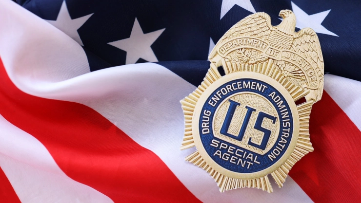 Bandera de estados Unidos con escudo de la DEA