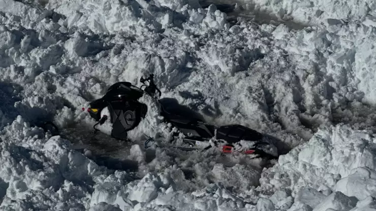 avalancha en California y entierran a una persona.png