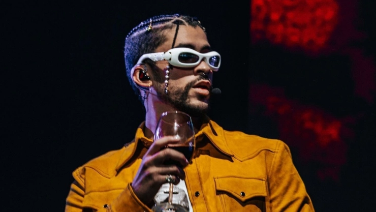Revista nombra a Bad Bunny “el rey del pop”