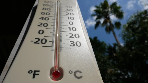 Termómetro que marca la temperatura