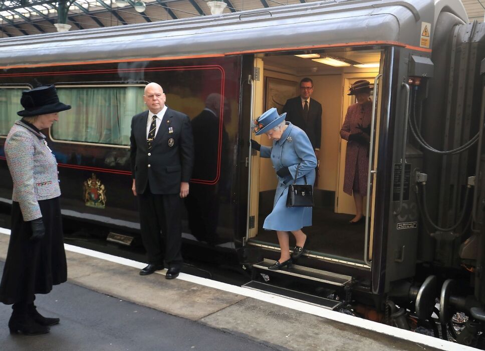 Reina Isabel bajando de su lujoso y exclusivo tren / Foto: Especial