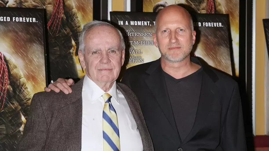 FOTO DE ARCHIVO: El escritor Cormac McCarthy (der.) falleció a los 89 años. Aquí con el director John Hillcoat, que llevó su libro “The Road” a la pantalla grande.