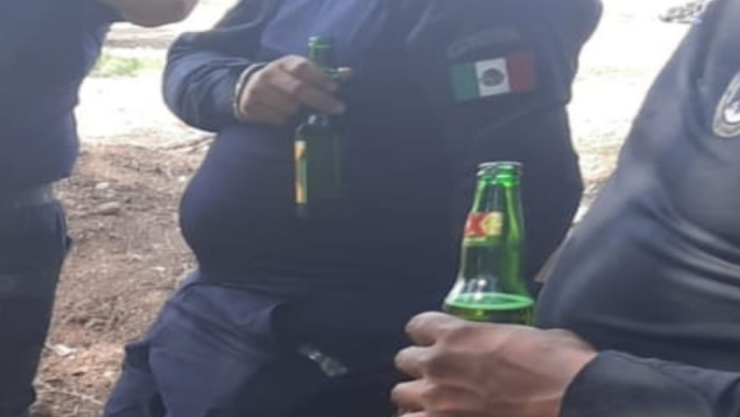 Elementos de Seguridad bebiendo alcohol.jpg