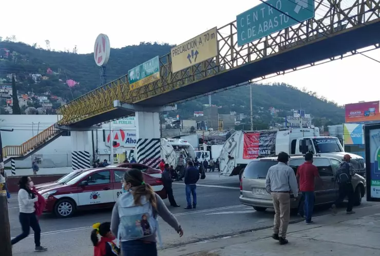 Recolectores de basura bloquean accesos a la ciudad de Oaxaca
