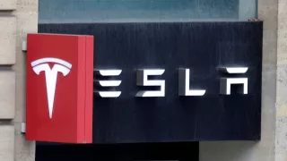 Tesla reporta caída récord en ventas; podría perder su título como el mayor fabricante mundial