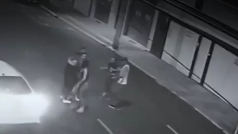 Polly, Fernanda Cuadra y otros jóvenes a lado del carro con el que Diego Helguera las embistió