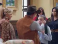 La insistencia de Alma sobre su orígen es tan fuerte que sólo un pequeño descuido la podría llevar a la respuesta que tanto anhela.