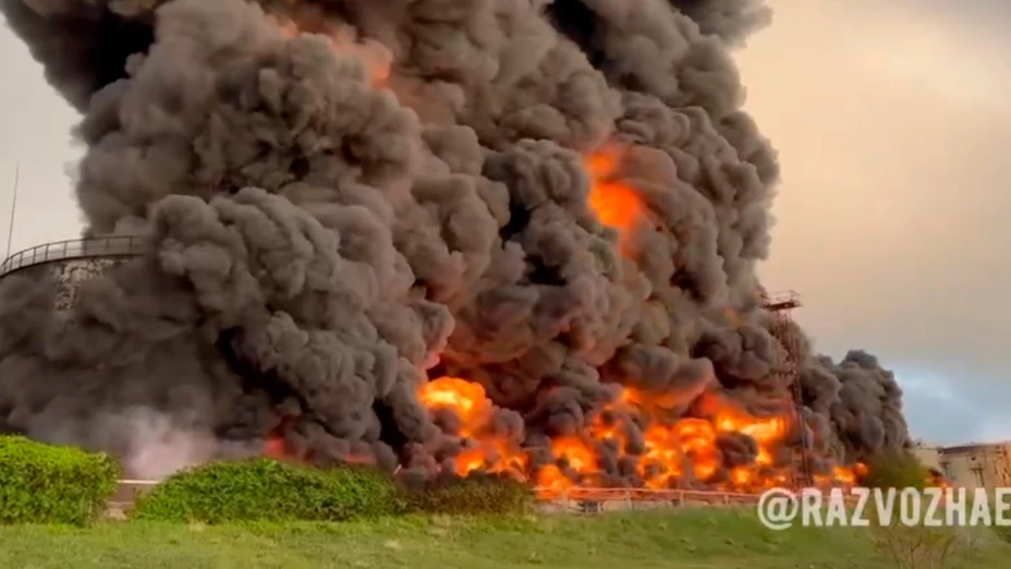 Incendio en un tanque de combustible en Sebastopol, Crimea.