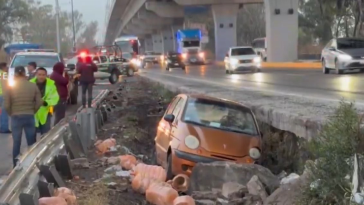 Aparatoso ACCIDENTE deja auto destrozado y tráfico en la autopista México-Puebla hoy viernes