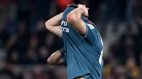 Santiago Giménez, expulsado contra Roma en Europa League