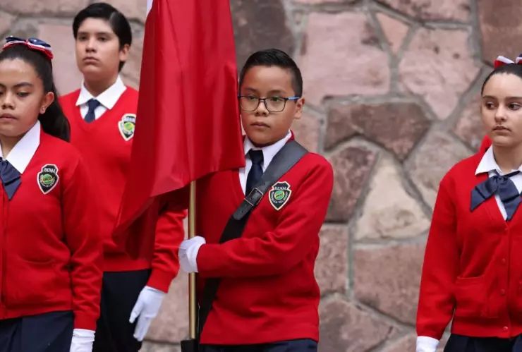 Entrega de apoyo de uniformes y útiles escolares de Mi Beca para Empezar