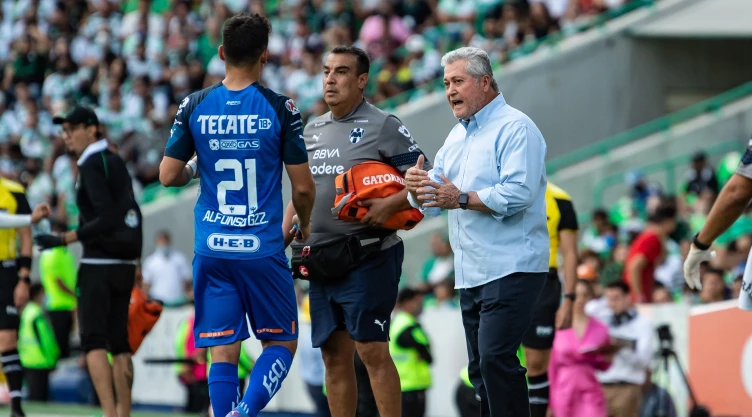 Víctor Manuel Vucetich dialoga con uno de sus jugadores en el partido Santos vs Rayados