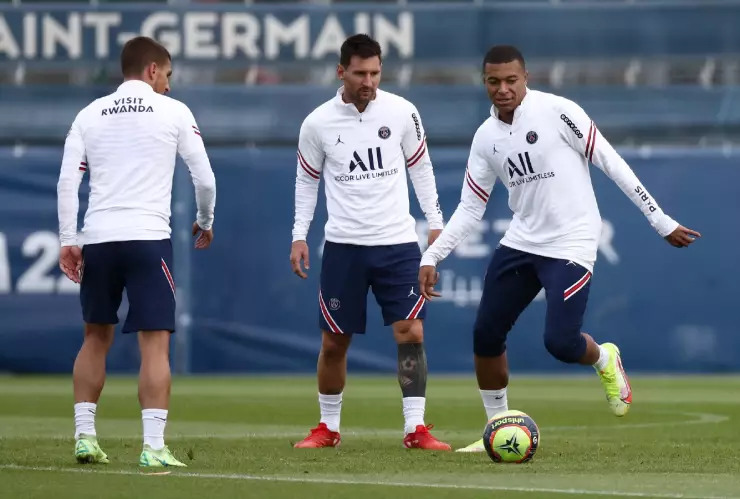 Messi y Mbappé en un entrenamiento con el PSG