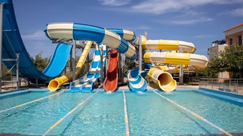 ¡Se le resbaló! Muere bebé tras caerse de los brazos de su padre mientras se deslizaba por un tobogán 