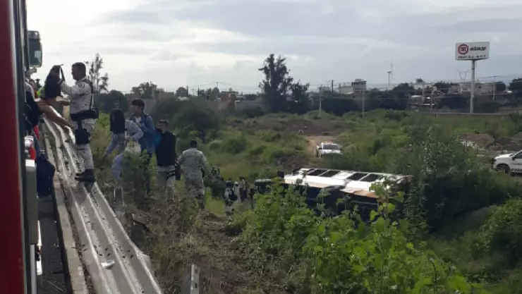 Accidente carretera Salamanca-Querétaro hoy 26 de septiembre 2024: vuelca autobús de estudiantes