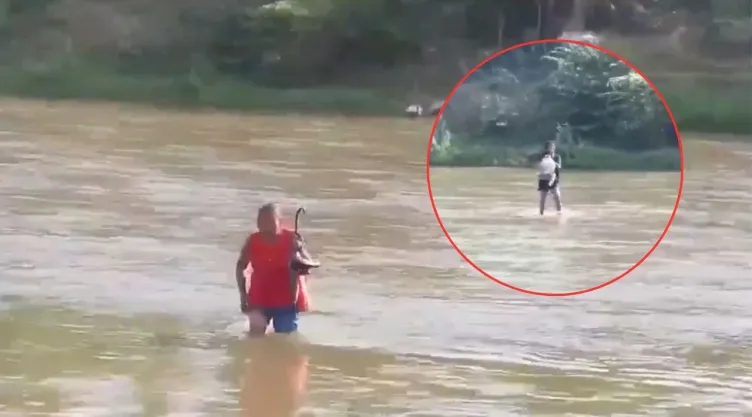 Sin puente, familias de Acapulco cruzan el contaminado Río de la Sabana para vivir