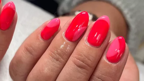 uñas rojo con rosa abril 2026