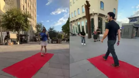 Fotógrafo con su alfombra roja en el centro de la ciudad
