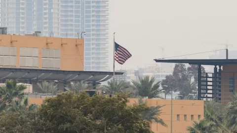 Pide EU a sus ciudadanos dejar Irak tras ataque a embajada