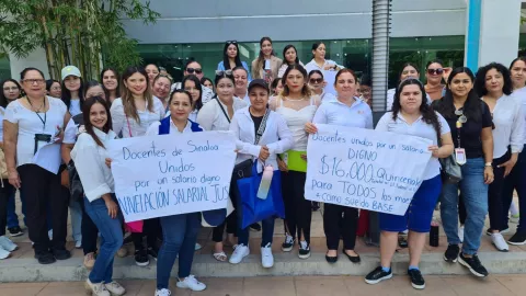 Maestros se manifiestan frente a la SEPyC