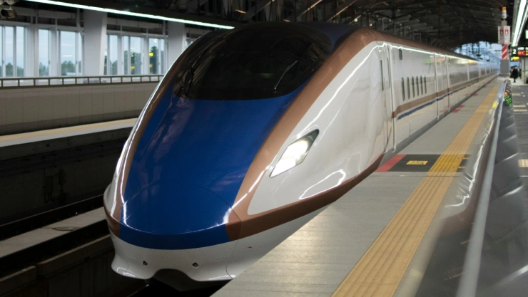 Imagen de tren de alta velocidad en andén.