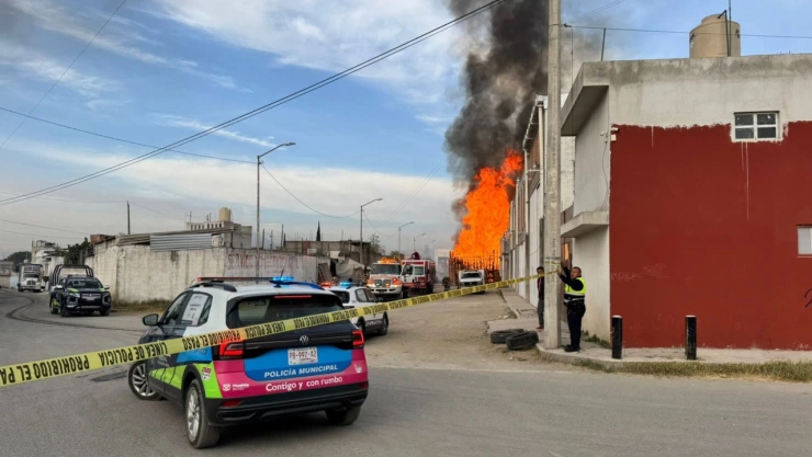 Un incendio consume una bodega de madera en Puebla.