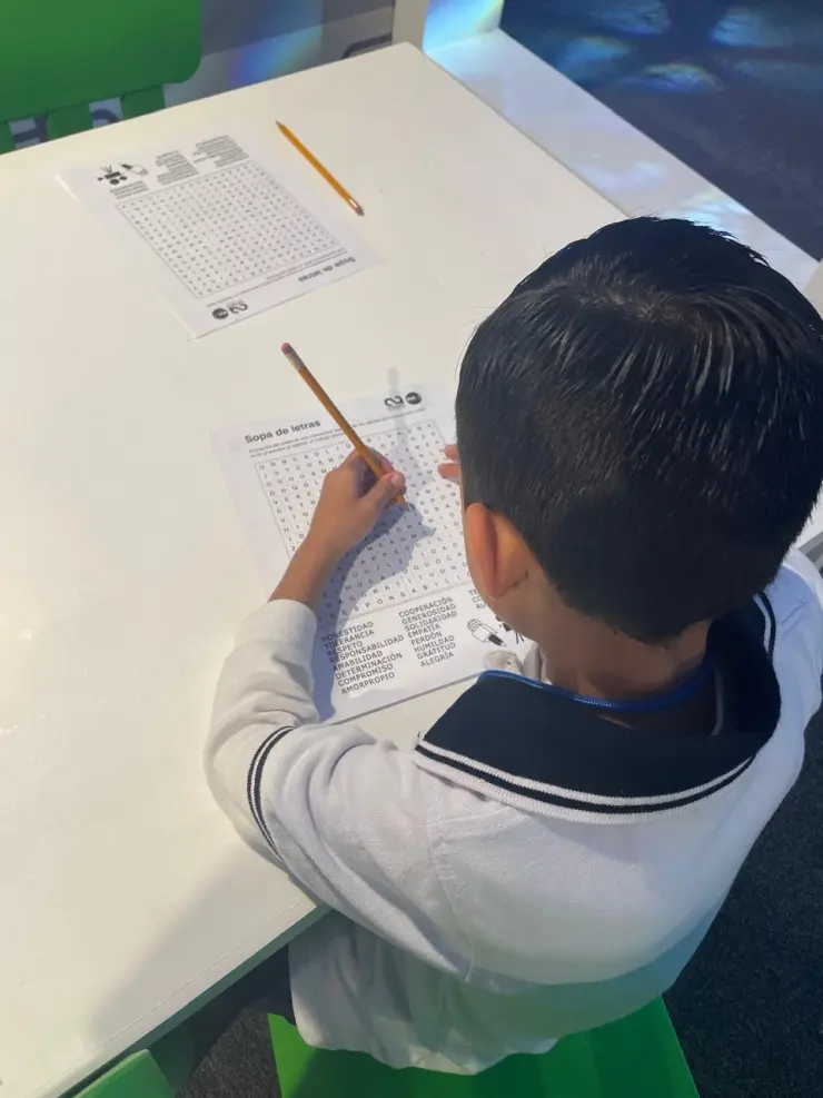 Niño escribiendo