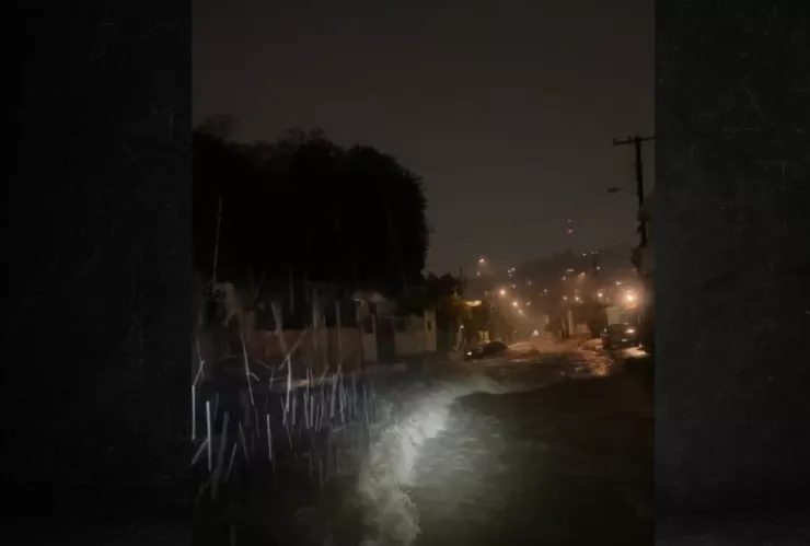 Carro fue arrastrado por las lluvias en Cañón del Pato en Tijuana el jueves 13 de febrero de 2025