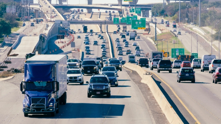 Autos recorren carretera de Austin, Texas