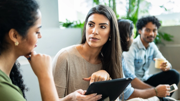 Dos mujeres dialogan en el trabajo