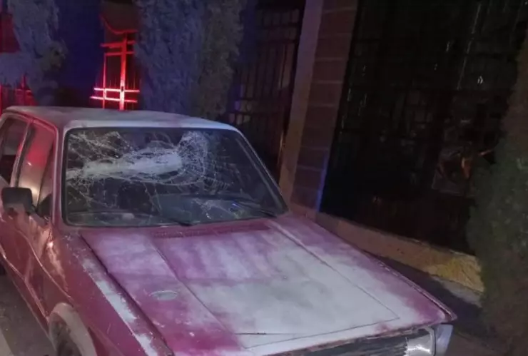 Hombre destruye el coche y el barandal de la casa de su vecino en Jesús María