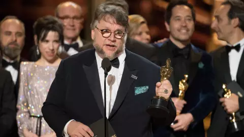 Guillermo del Toro ganando premio oscar.jpg