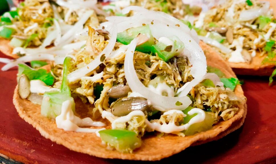 Tostadas de tinga verde