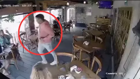 Captan asalto en restaurante de Puebla; el hombre cometió el atraco con pistola en mano.