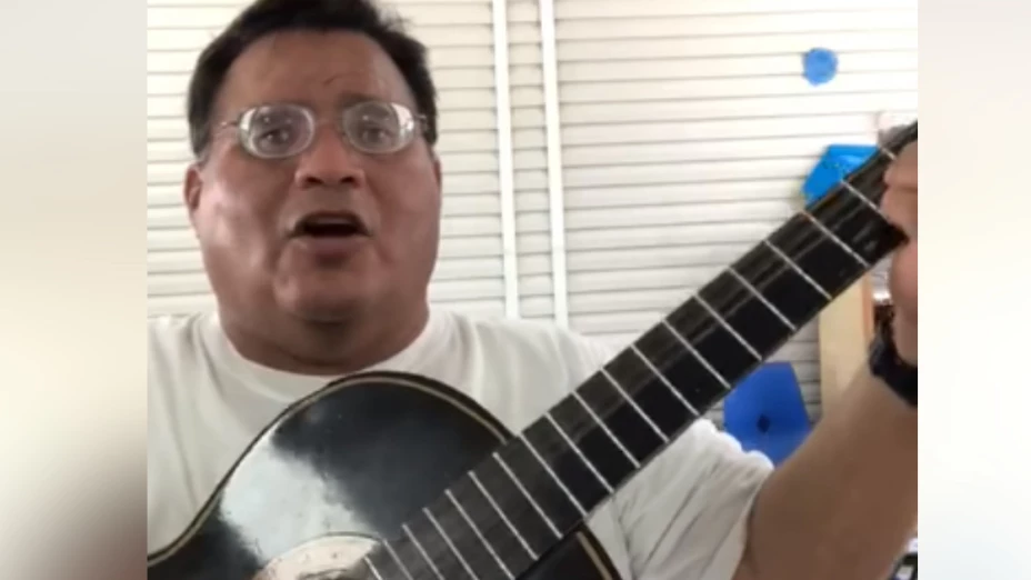 ¡La última canción! Maestro se despide de alumnos antes de morir