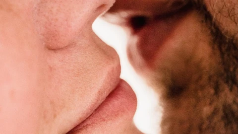 Impacto de un beso en el cuerpo humano