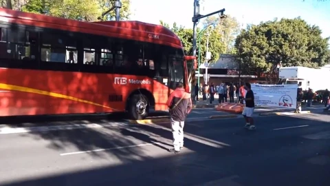Transportistas realizan bloqueos en varios puntos de la CDMX provocando el cierre de varias estaciones de la Línea 1 del Metrobús