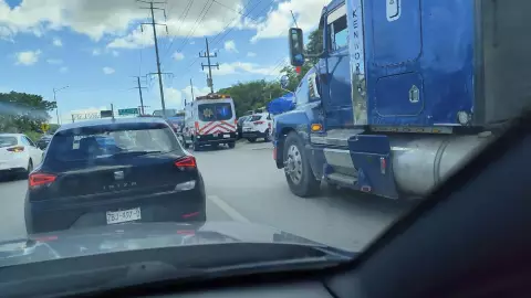 FOTO_ Grave accidente provoca denso tráfico en la Mérida Progreso